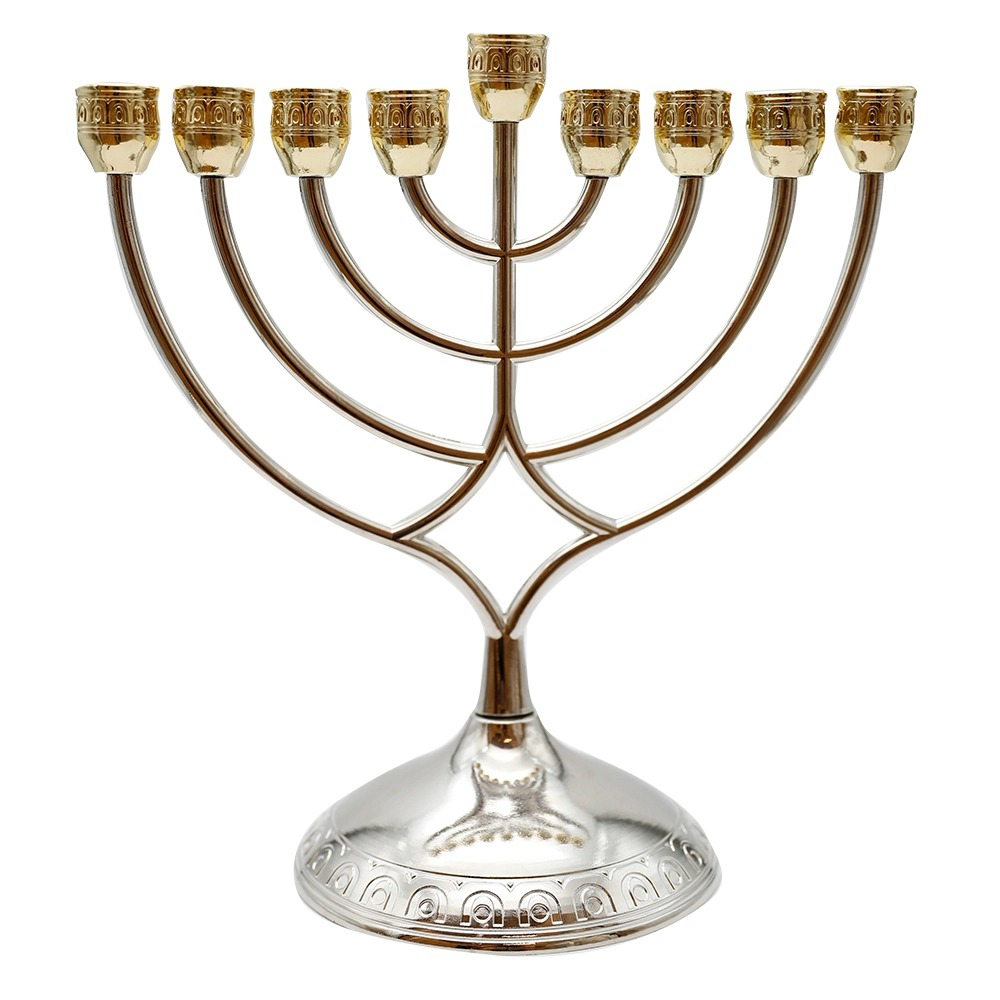 חנוכיית מתכת בגווני כסף וזהב עם בסיס מעוטר – UK49379